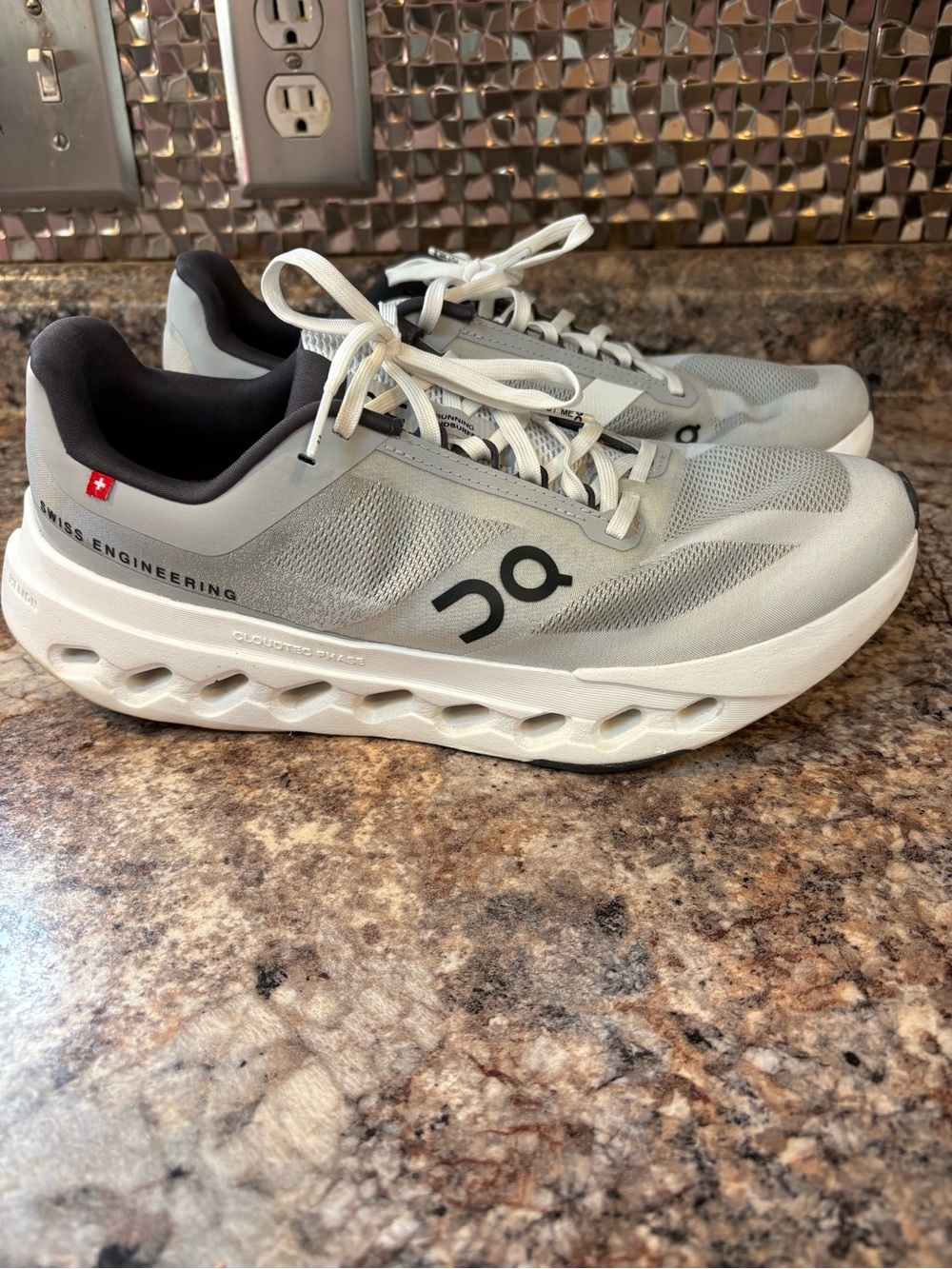 On Running women’s 10 cloudsurfer Shoes - Light Gray & White